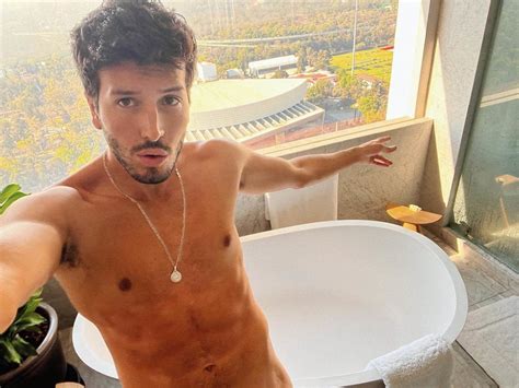 sebastian yatra naked|“Estás tardando con tu OnlyFans”: El desnudo de Sebastián。